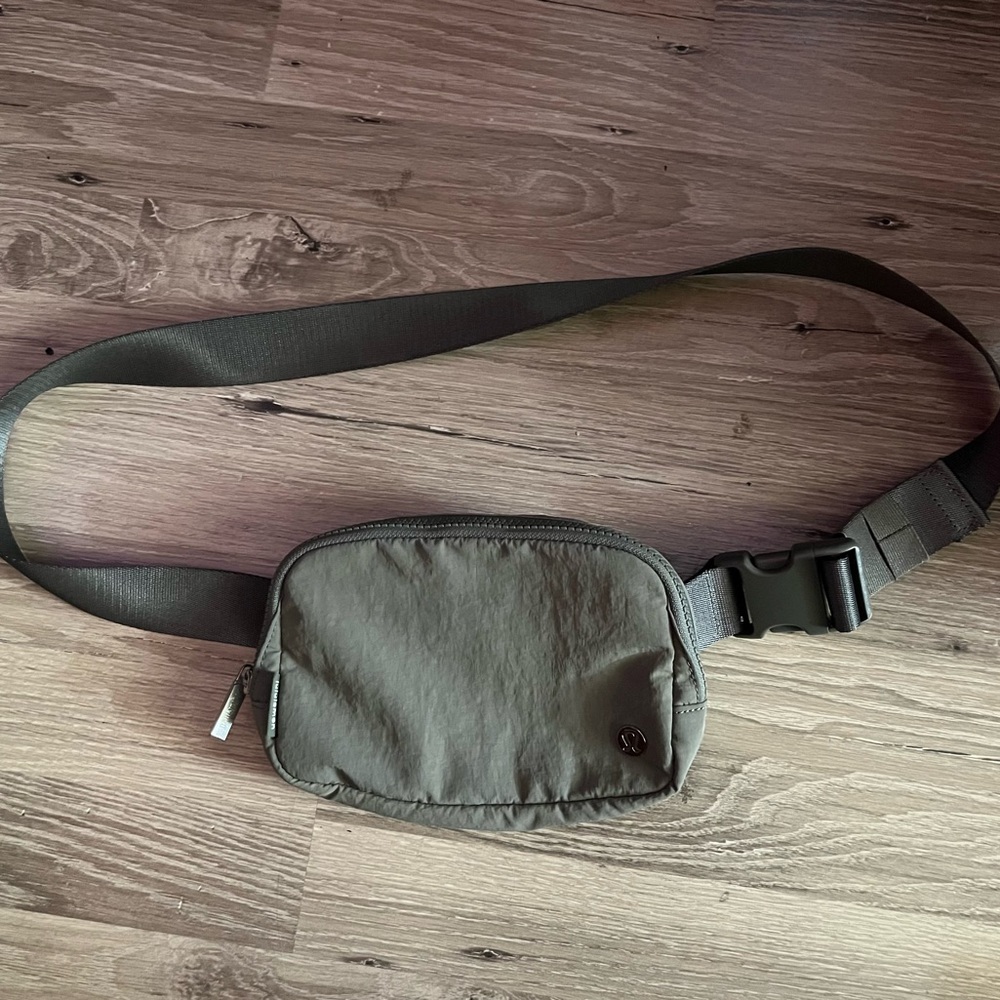 🆕lululemon Everywhere Belt Bag -Green - Picture 9 of 9